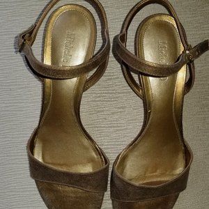 Gold Sandal with strap, small heel